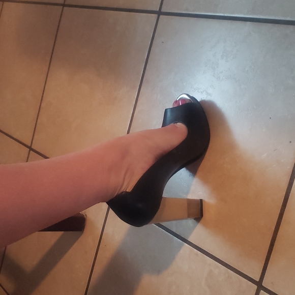 BCBG square chuck heal, open toe gorgeous shoes! - Picture 2 of 8